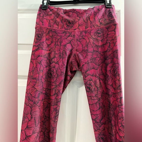 My Inner Fire Yoga Leggings bright magenta flower flower pattern - Picture 3 of 7